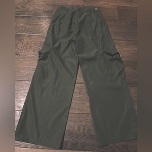 Pretty Little Thing green cargo pants.  Size US 4